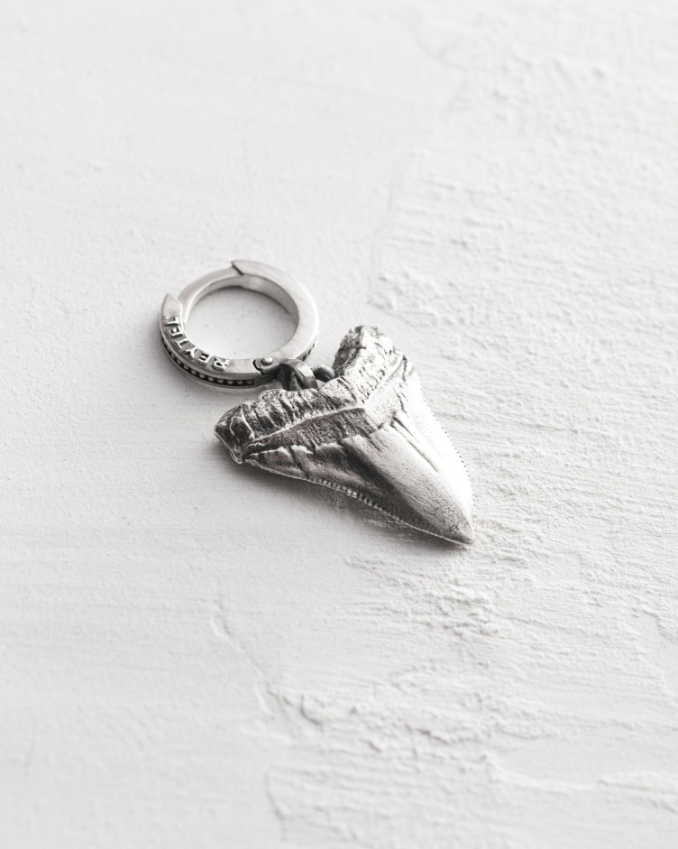 Srebrny pojedynczy kolczyk MEGALODON SHARK TOOTH 3