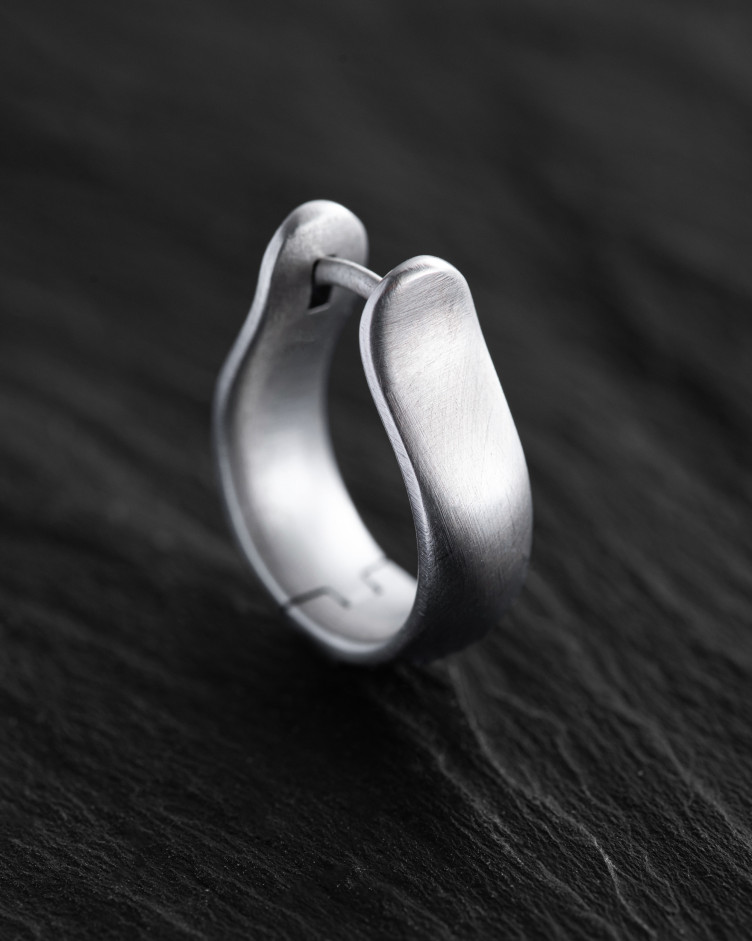 Srebrny pojedynczy kolczyk SILENT