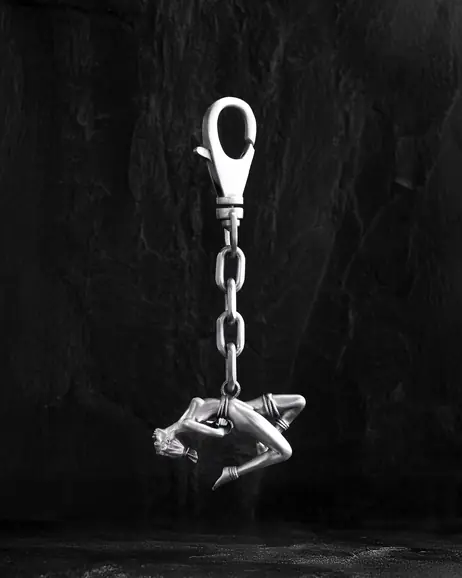 Srebrny brelok SHIBARI – INVERTED SUSPENSION