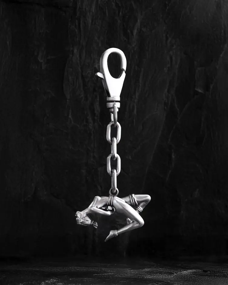 Srebrny brelok SHIBARI – INVERTED SUSPENSION